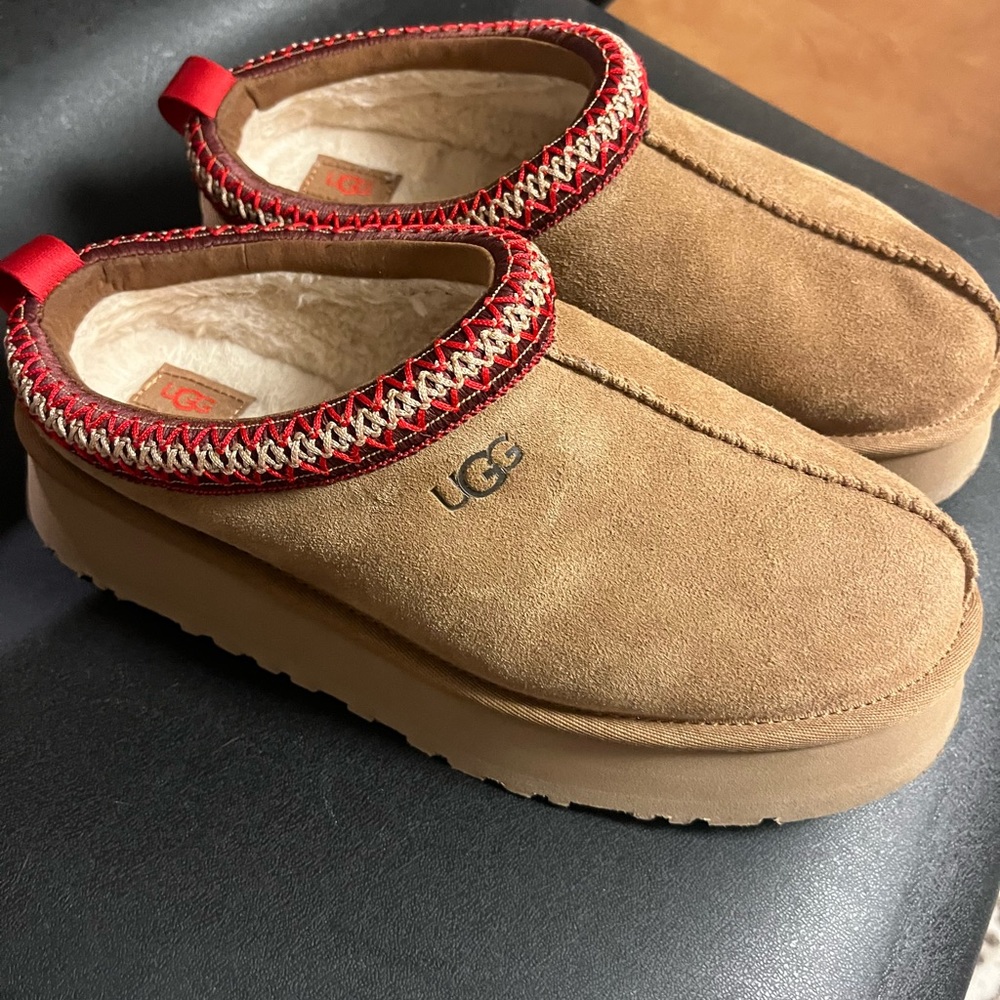 PLATFORM UGG TASMAN SLIPPERS.